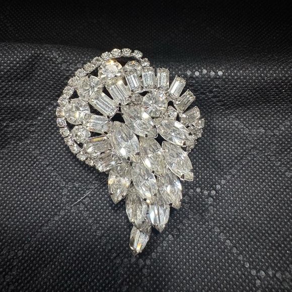 Jewelry - Sparkling Silver Crystal Brooch
